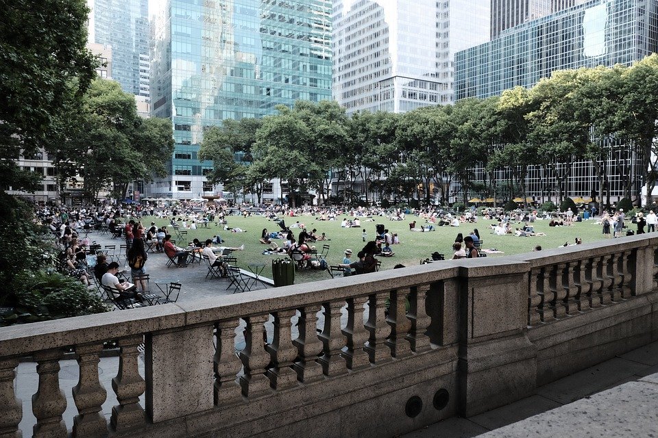 https://cdn.pixabay.com/photo/2019/05/14/19/26/park-4203275_960_720.jpg