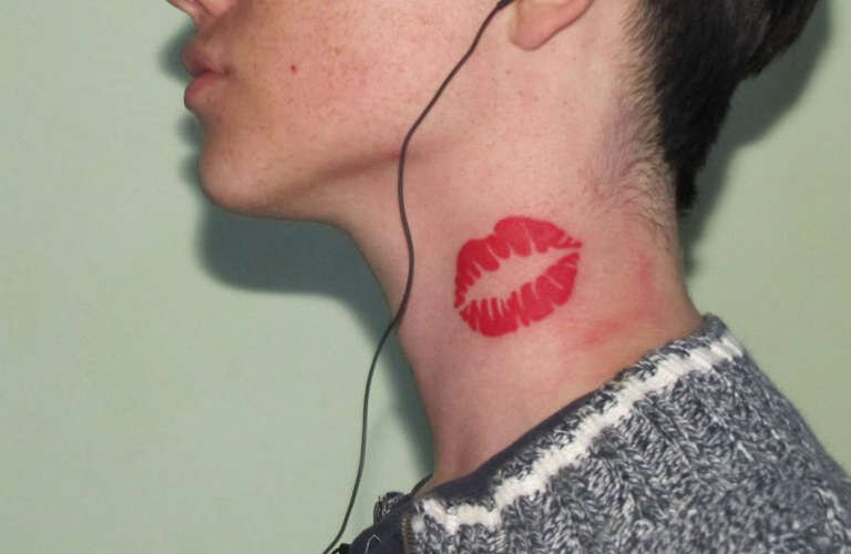 Поцелуй татушек: искусство татуировки и целования в одном - вторсырье-м.рф