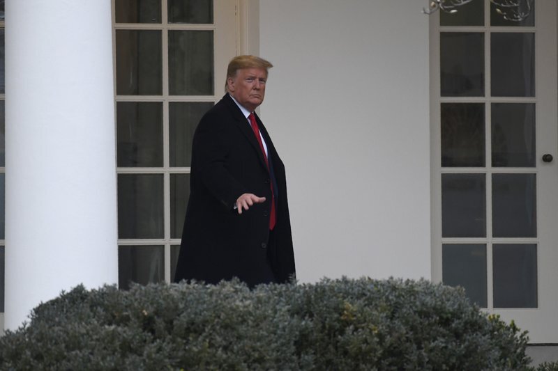 Президент Дональд Трамп прогуливается по колоннаде Белого дома в Вашингтоне, понедельник, январь. 13, 2020. Американская компания кибербезопасности утверждает, что российские военные агенты успешно взломали украинскую газовую компанию в центре скандала, который привел к импичменту президента Дональда Трампа.