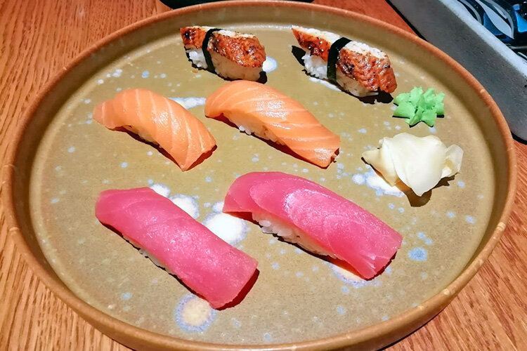 Суши с тунцом, угрём и лососем, 220 рублей за 2 штуки, с 20% дневной скидкой - 172 рубля. Фото - Таисия Токовая.