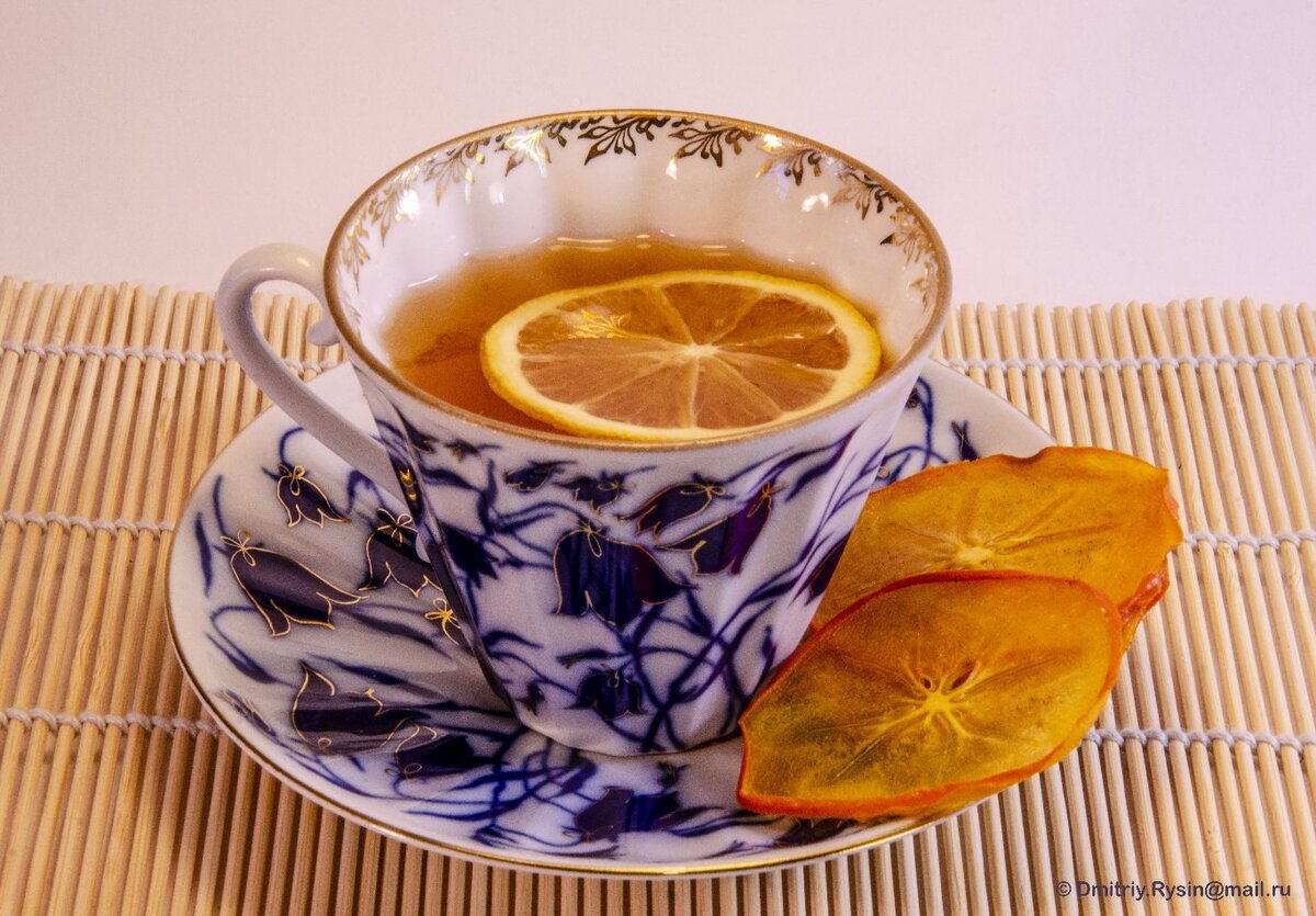 Вкусный чай с лимоном. Кружка чая с лимоном. Чаек с лимончиком. Доброе утро с чаем и лимоном. Доброе утро чай с лимоном.