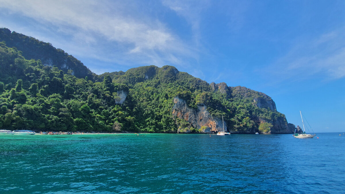 Пляж - слева. Вокруг - скалы. Добраться до пляжа можно ТОЛЬКО на катере, каяке, лодке.