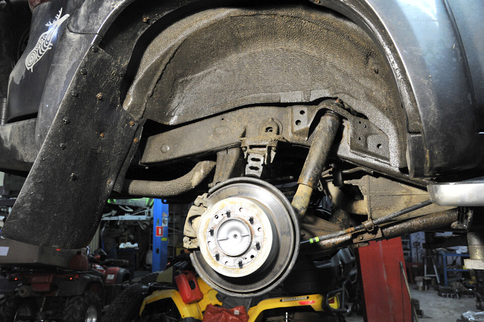 У Прадо Арктиктракс выпилены арки и установлены расширители. А так — у меня стоял штатный комплект подвески который прошел 150.000 км.