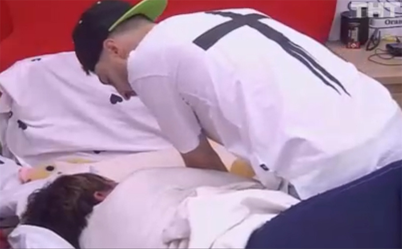 Оганесян повалил Черно на кровать и придавил сверху
Фото: Кадр передачи