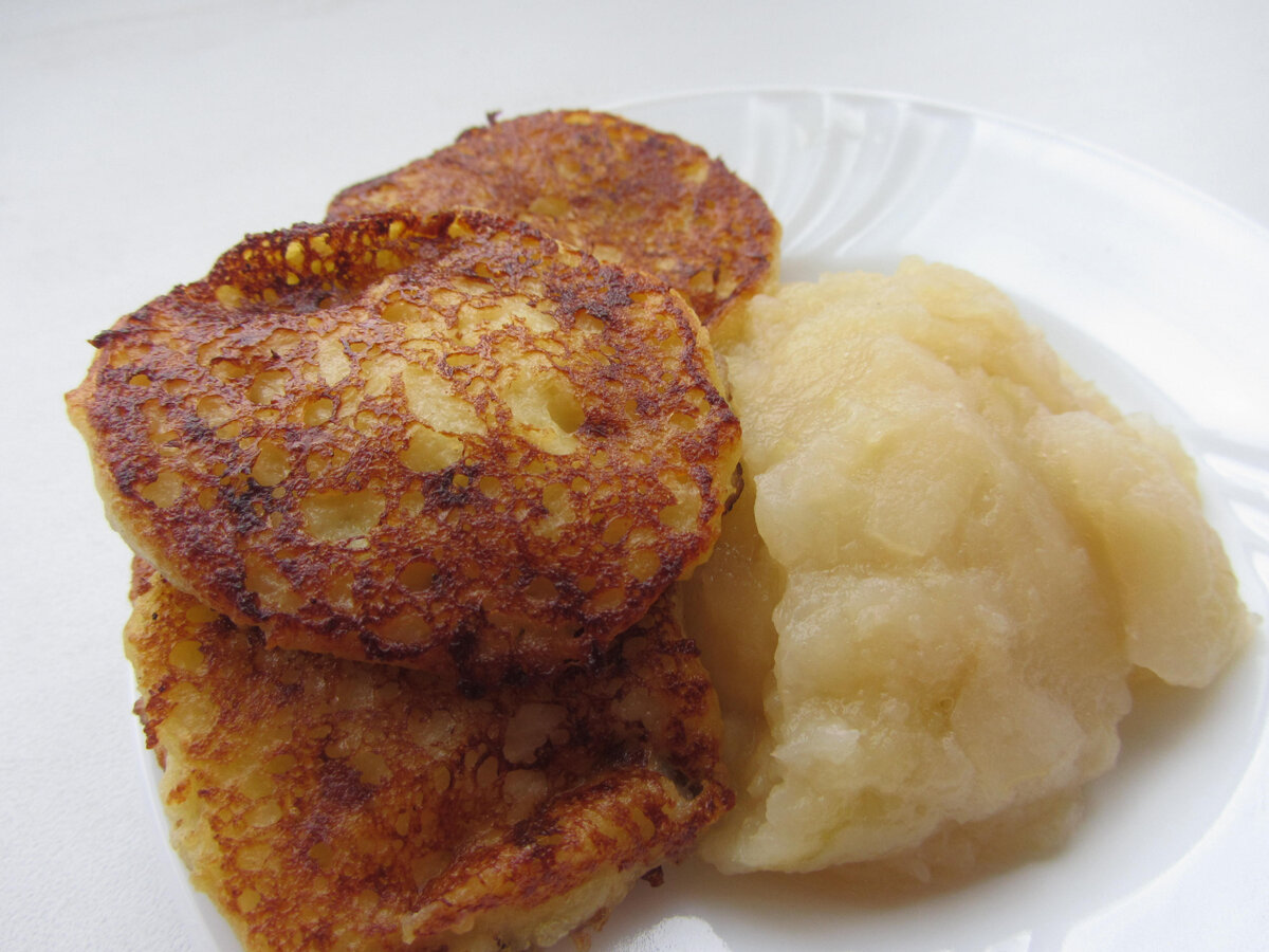 Оладьи с яблочным соусом