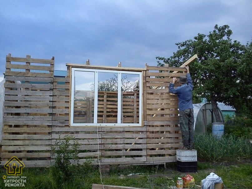 Подросток у родителей на даче построил себе отдельный дом из старых палет. Фото До/После.