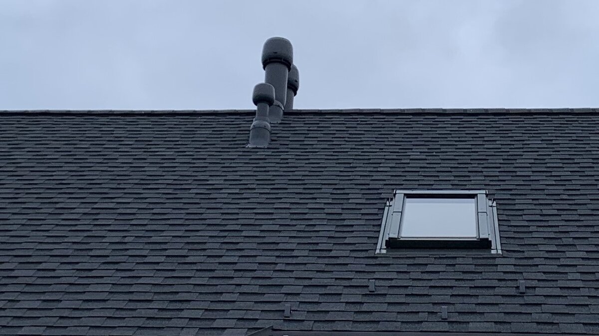  Рис.1 Одно из двух моих мансардных окон. С улицы они всегда смотрятся меньше, чем есть на самом деле - это из-за расстояния и угла зрения.