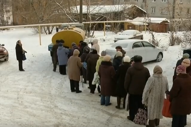 И сейчас стоят в очередях, за нормальным молоком