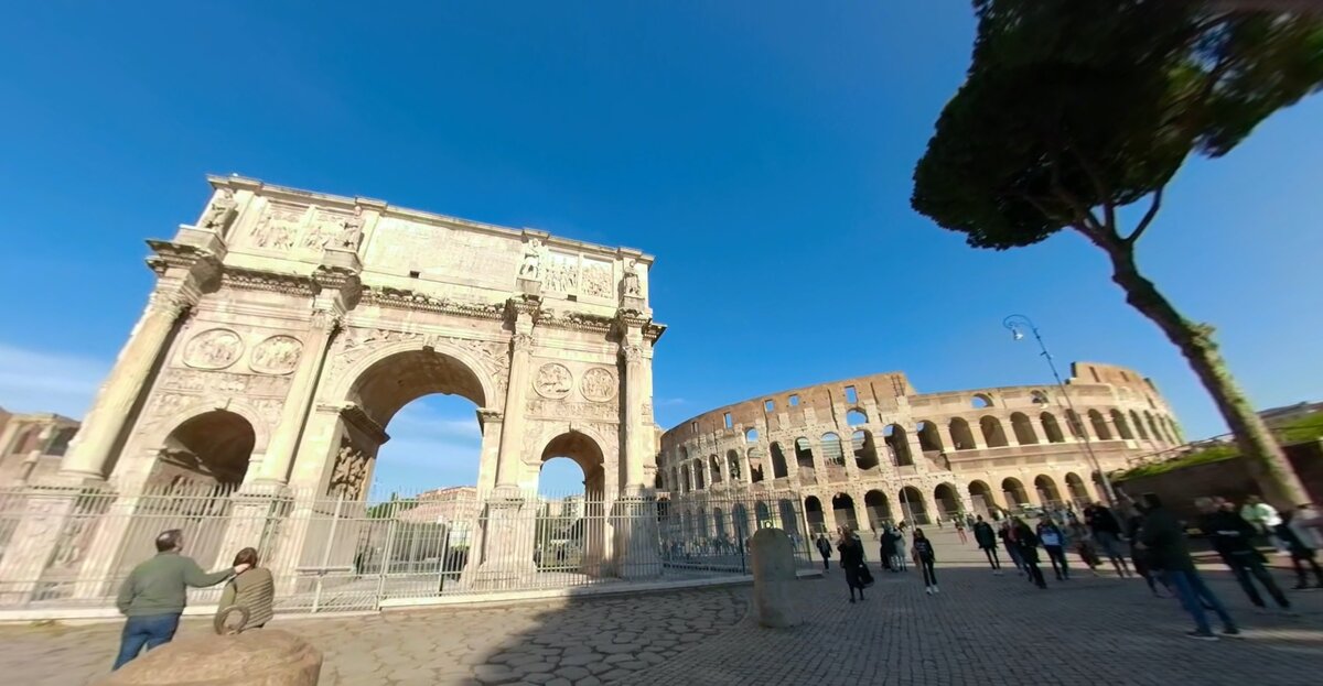 Вид на Колизей и арку Константина.
