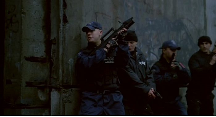 Офицер полиции с российским автоматом А-91