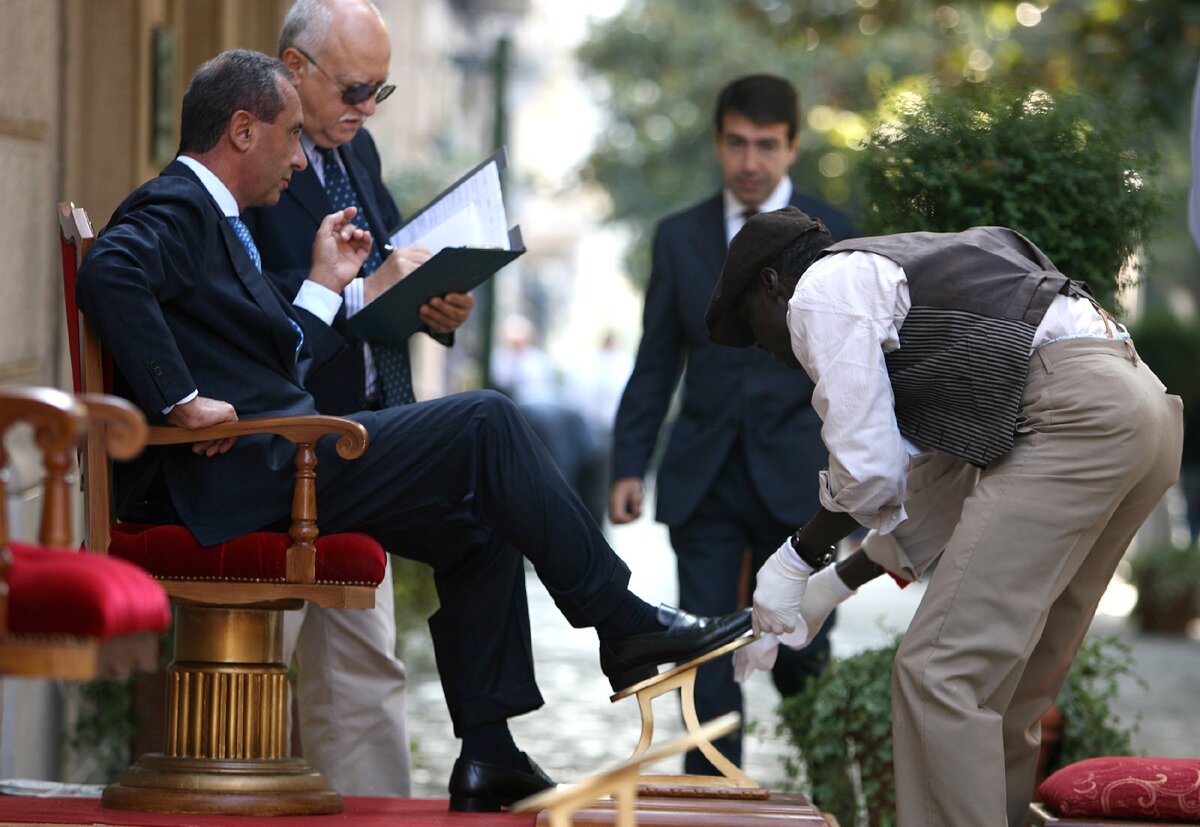 Фото: palermo.gds.it (представителей древней профессии чистильщика обуви = lustrascarpe изредка всё ещё можно встретить на улицах итальянских городов)