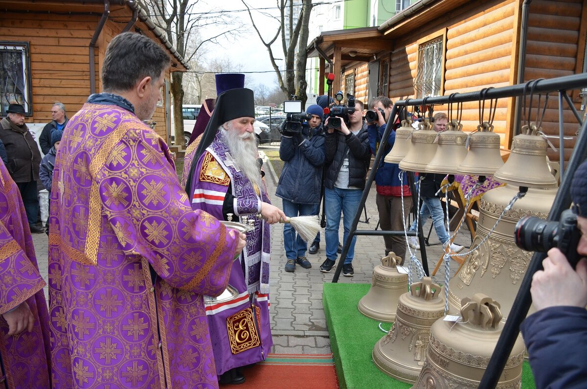  Освящены колокола строящегося храма священномученика Ермогена, Патриарха Московского и всея Руси Чудотворца, в Зюзине.