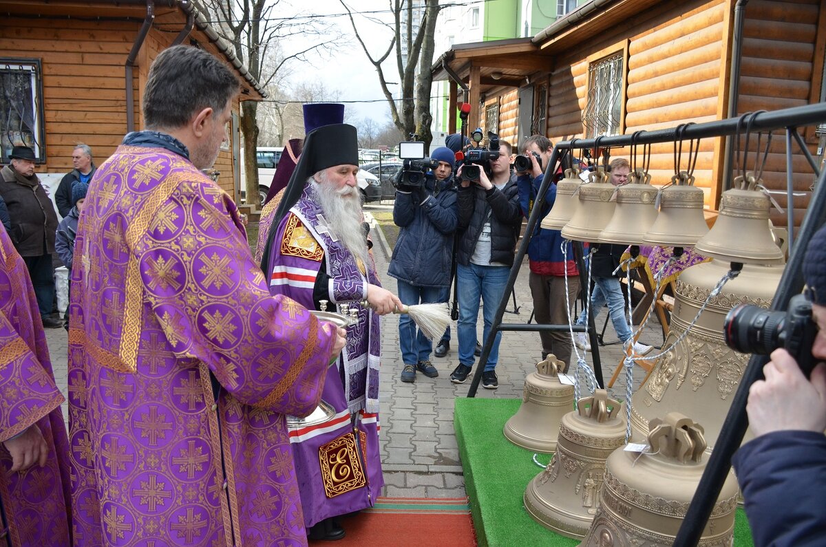 Храм Ермогена в Зюзино. Храм Ермогена в Гольяново. Церковь Ермогена Симферопольский бульвар.