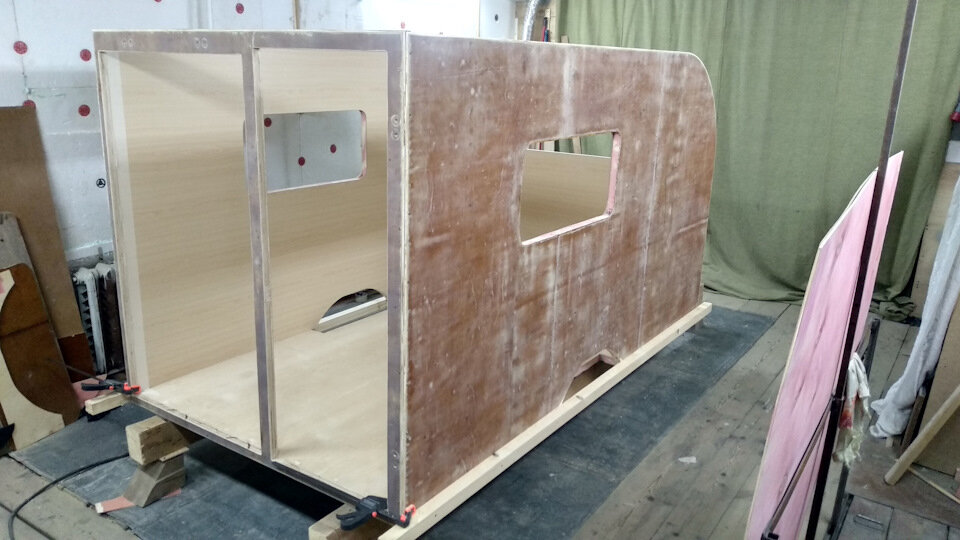 2. Устанавливаем раму дверей