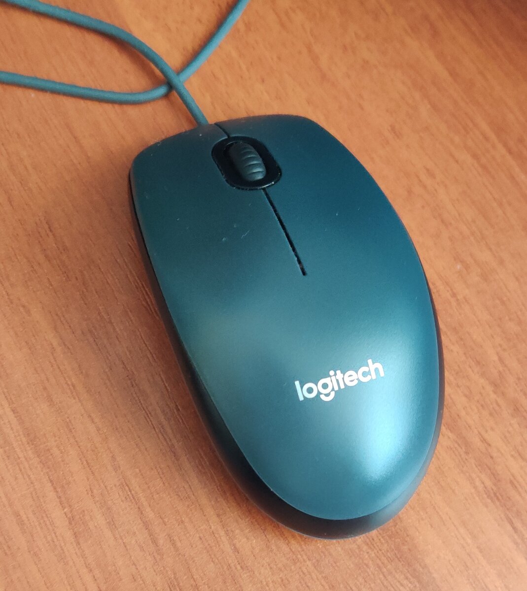 Мышь Logitech MX Master 3 в руке дизайнера и фотографа