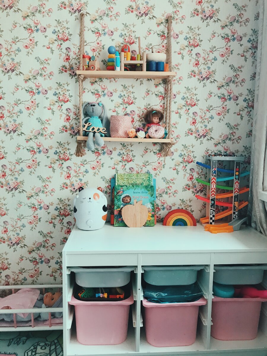 Полочка на стене тоже самодельная и отлично смотрится с мебелью Икеа 