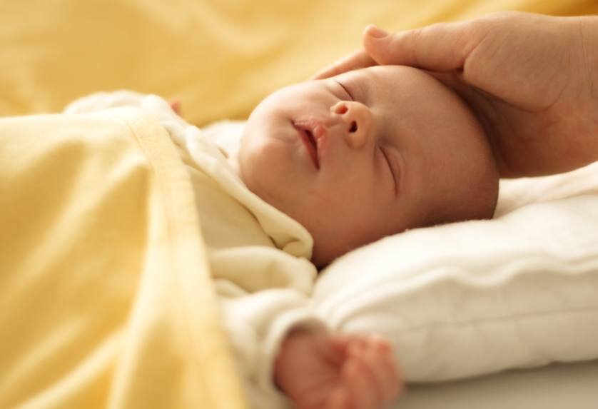 В идеале новорожденный малыш должен спать бОльшую часть суток, просыпаясь лишь для того, чтобы подкрепиться и понежиться в маминых объятиях. Но на практике у многих деток наблюдаются проблемы со сном.
