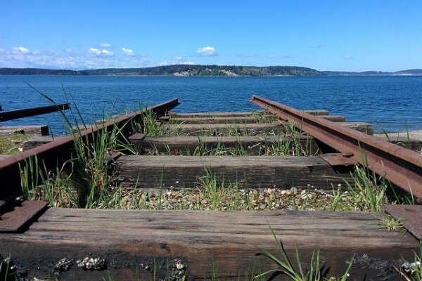 
Приветствую, товарищи форекс трейдеры. Как мы все знаем, на финансовых рынках деньги не спят. И Forex — не исключение. Сделки заключаются 24 часа в сутки, 5 дней в неделю. Заявки от крупных игроков продолжат приходить к брокерам и на выходных. А это иногда приводит, как мы помним, к ГЭПам.
И вот, вы сидите в воскресенье вечером в ожидании открытия рынка, гадаете какой будет цена, по которой начнутся торги. А на самом деле есть возможность заранее узнать будет ли ГЭП и насколько изменились котировки с момента закрытия в пятницу. Кто предупрежден, тот вооружен.
И в этом уроке мы поговорим о том, где и как узнать актуальные котировки форекс на выходных, когда ваш торговый терминал не работает.