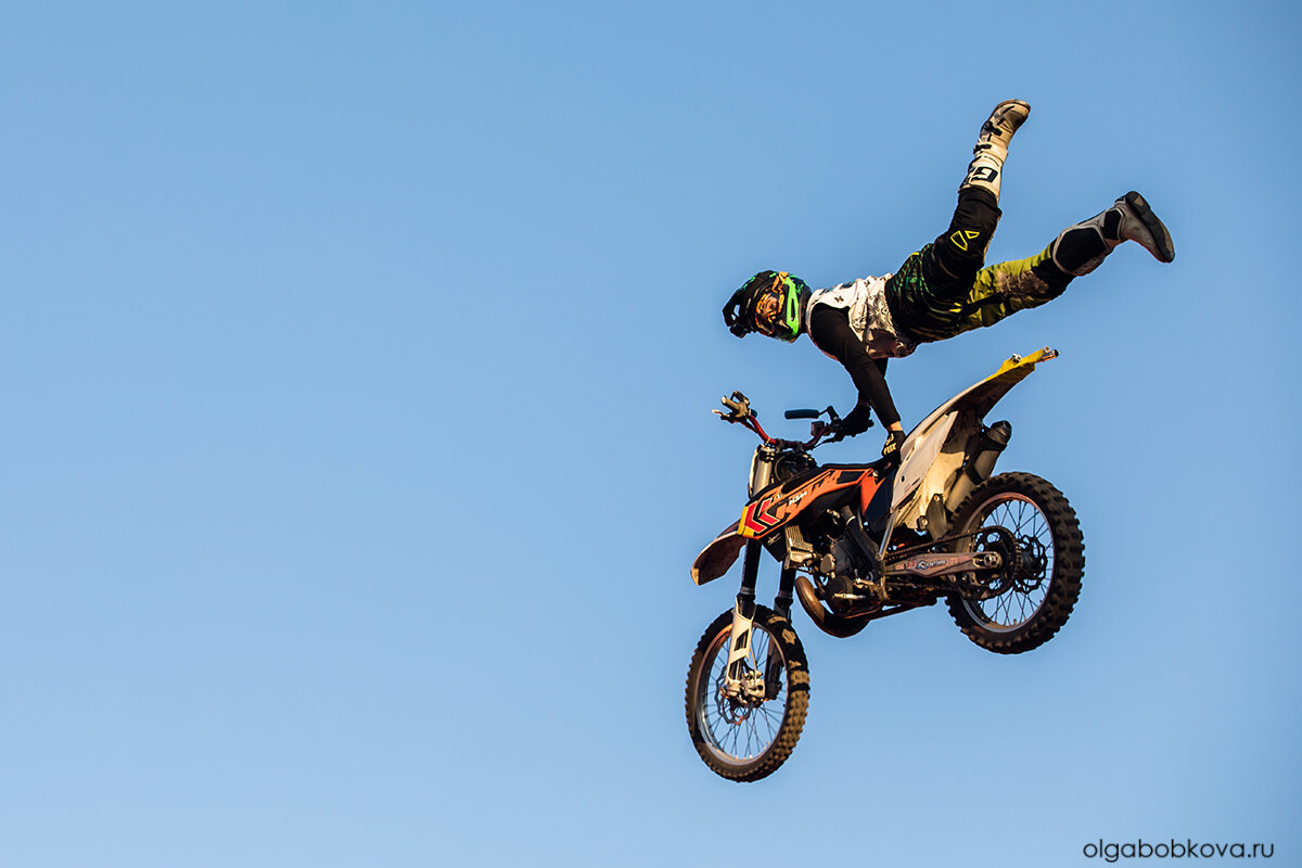 Ван дамм на двух машинах. Каскадер 4 буквы. Кроссовый мотоцикл в полете. Картинка шпагат между машинами. Раскраска шоу каскадеров.