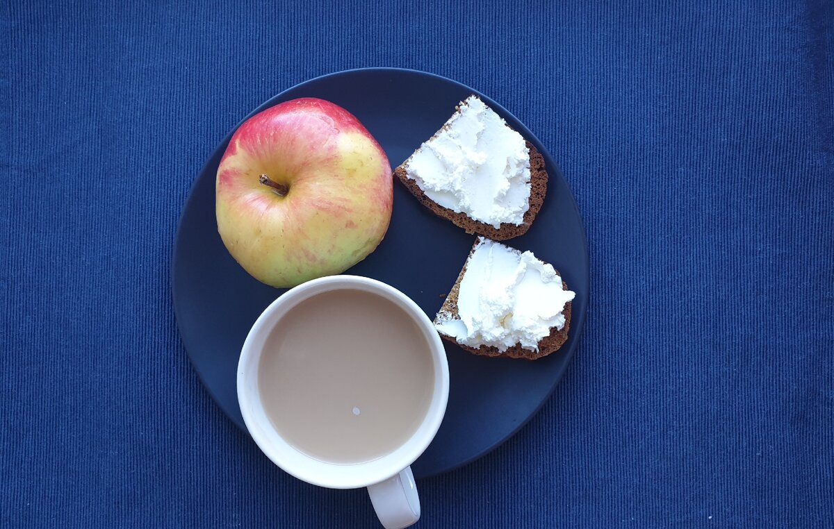 Apple coffee. Яблоко и кофе. Калории яблоко и кофе. Полдник с морсиком.