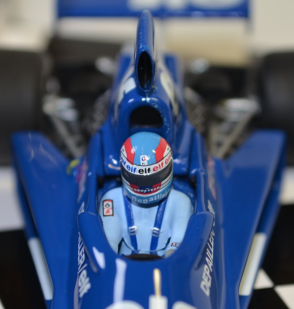 Шлем соответствует оригинальному шлему Патрика Депайе