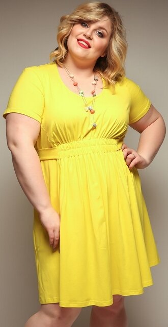 Полная женщина я желтом платье