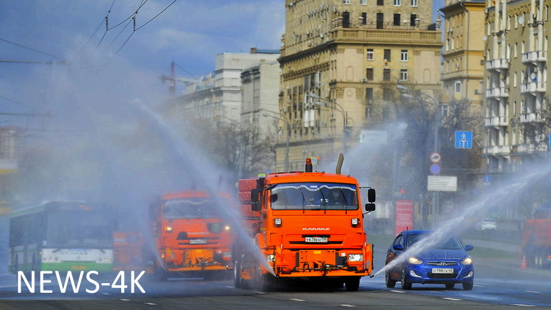 Муниципальные машины распыляют дезинфицирующее средство в качестве меры предосторожности против коронавируса в Москве в воскресенье. Большая часть российских случаев заболевания COVID-19 была зарегистрирована в Москве. Александр Авилов / А.П.