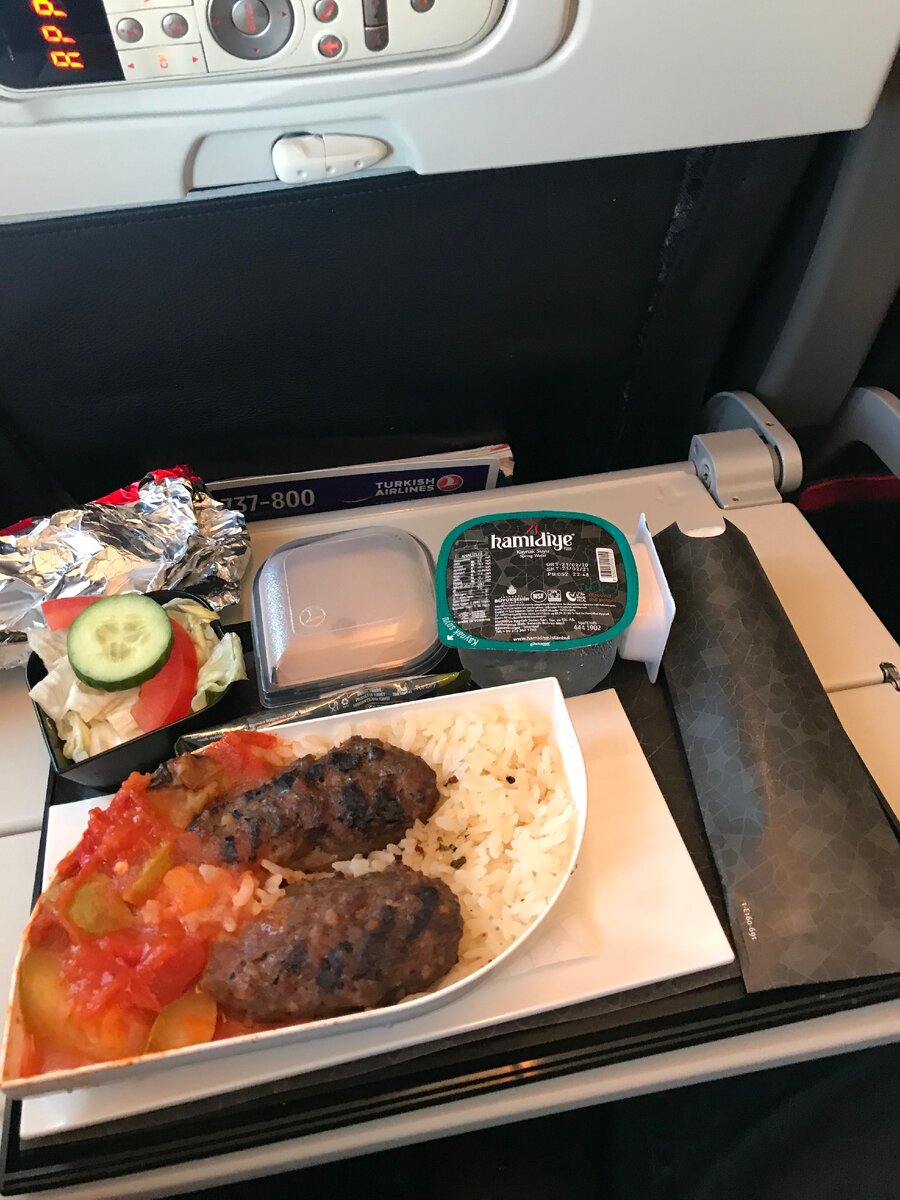 Поздний обед и виски.