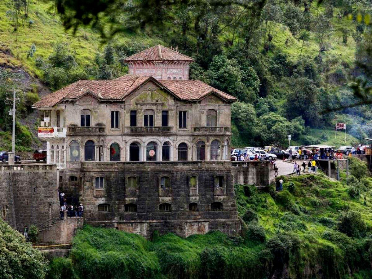 заброшенный отель в колумбии около водопада