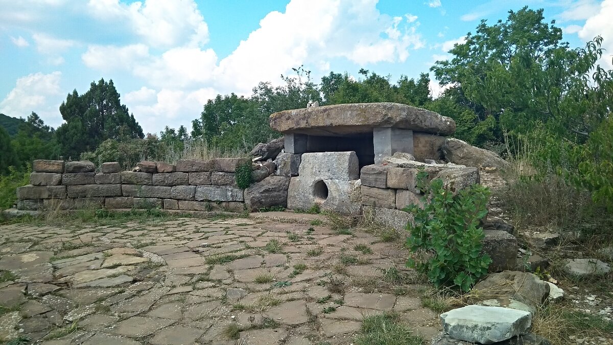 Дольмен Инф