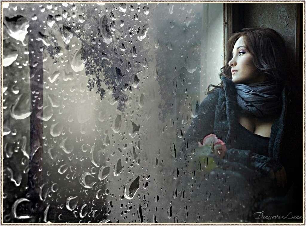 Ты попроще слова найди И пожалуйста расскажи
Как идут за окном дожди
И сентябрь во дворе кружит
 
Напиши мне, что ночь темна,
Что устала ты слушать дождь,
Напиши мне, что ты одна,
Напиши мне что очень ждешь.

А с деревьев листва летит
Как бесшумный ночной десант,
Этой ночью опять не спит
И грустит о тебе солдат.

Эта осень звучит для нас
Под оркестр водосточных труб,
Мне твоих не хватает глаз,
Мне твоих не хватает губ.

Надоел полумрак казарм,
Я не знаю, что делать с ним,
Мне б вернуться к твоим глазам,
Мне б вернуться к губам твоим.