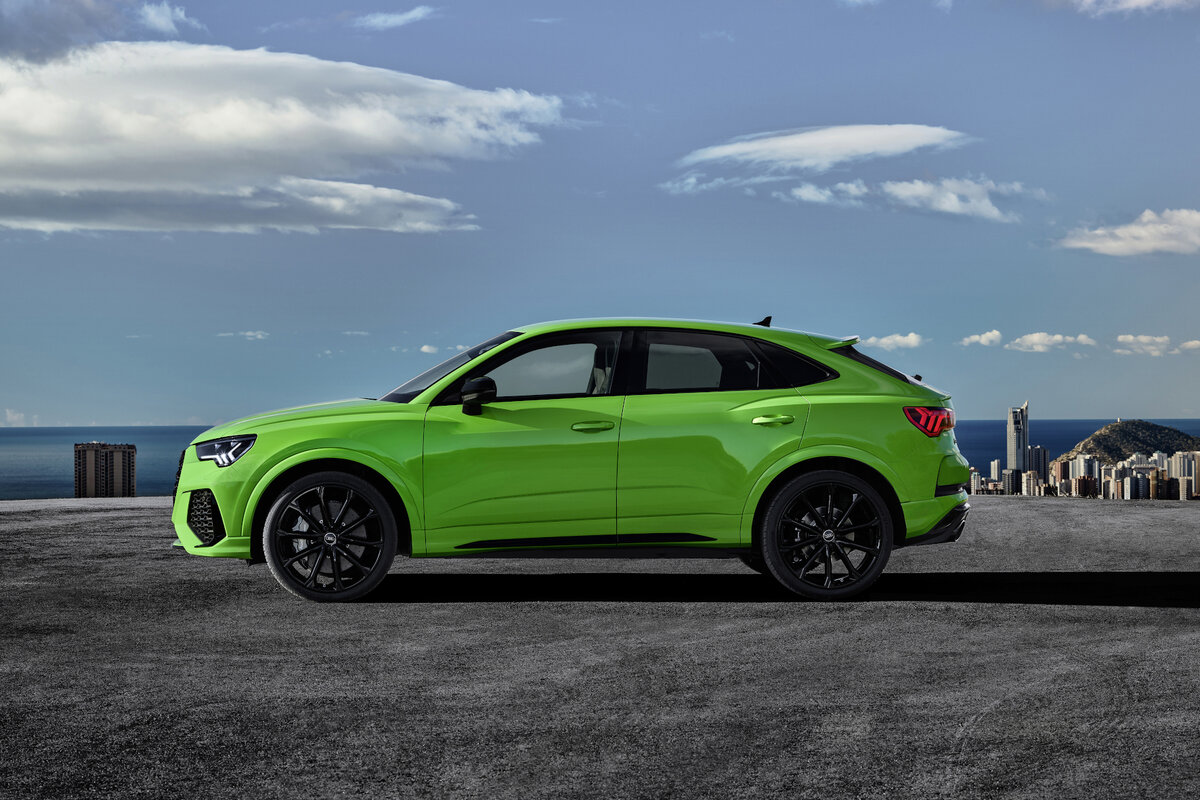 Внешность Audi RS Q3 Sportback отличается глянцевой черной решеткой радиатора с  сотовой текстурой и большими боковыми воздухозаборниками. Также характерен дизайн бампера с его бумерангообразными «лопастями».