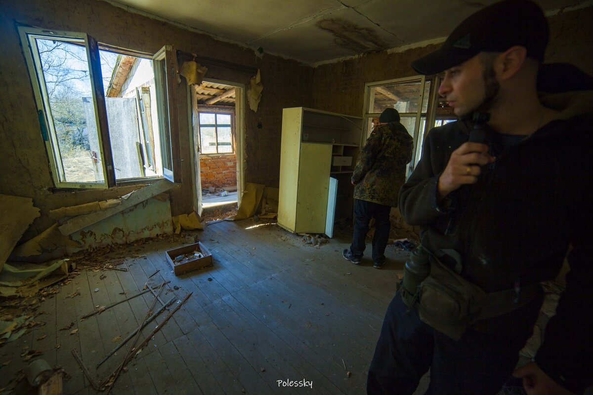 Путешествие в Чернобыльское село: заброшенные дома без замков. Фото