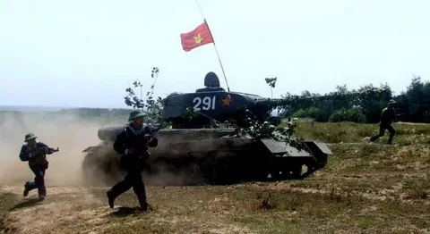 Танк Т-34 и группа солдат в наступлении.