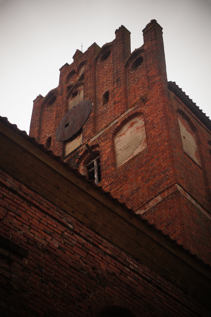 Кирха Тарау. На самом верху видна выкладка в форме сердца