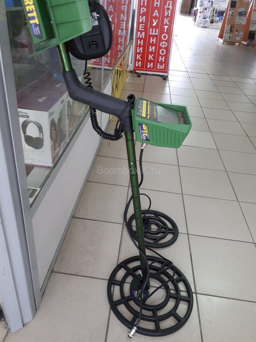 Две катушки. Для того чтобы можно было изменять чувствительность и радиус охвата поисков.