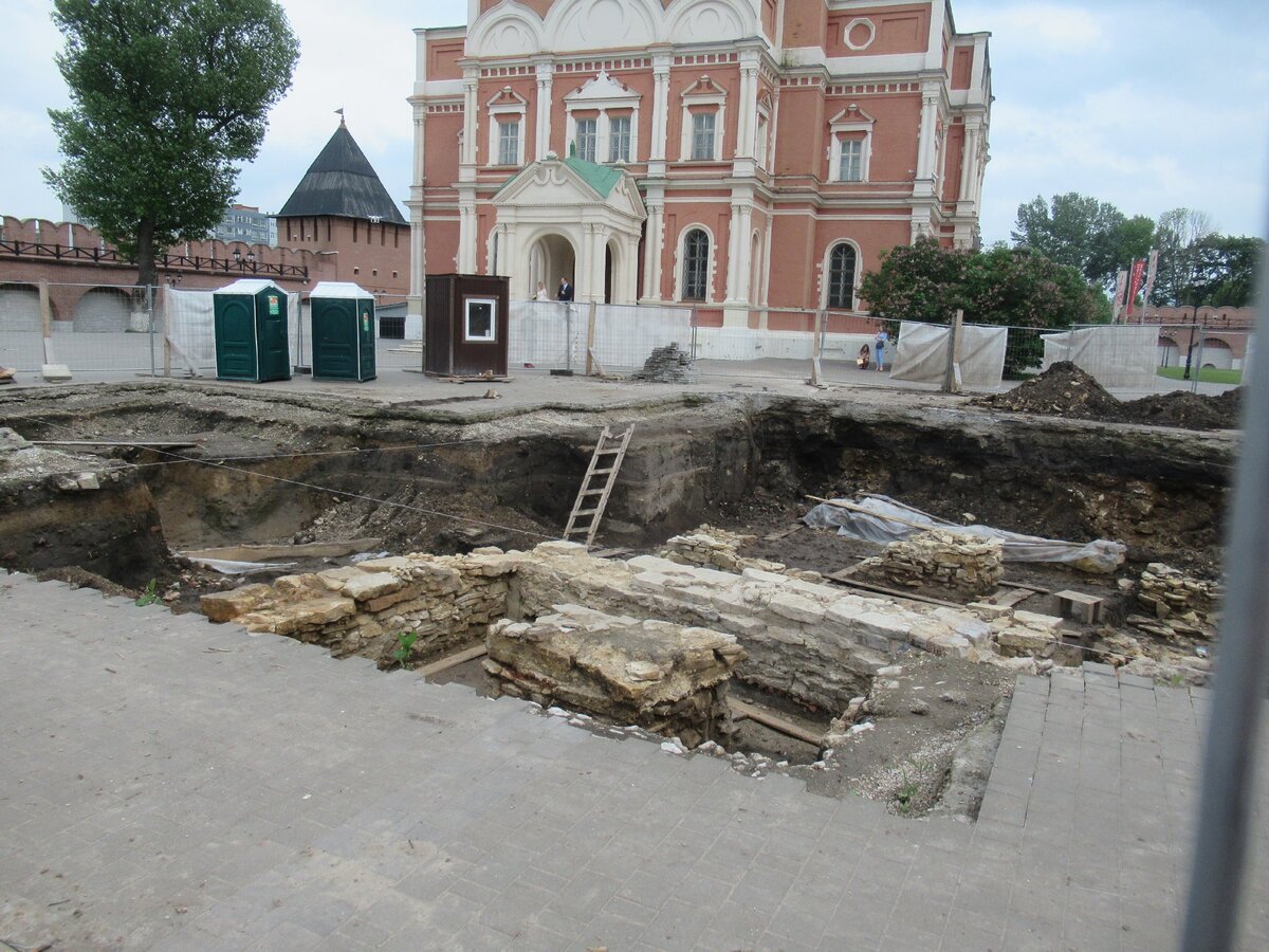 Раскопки и фундамент Успенского собора 17 века