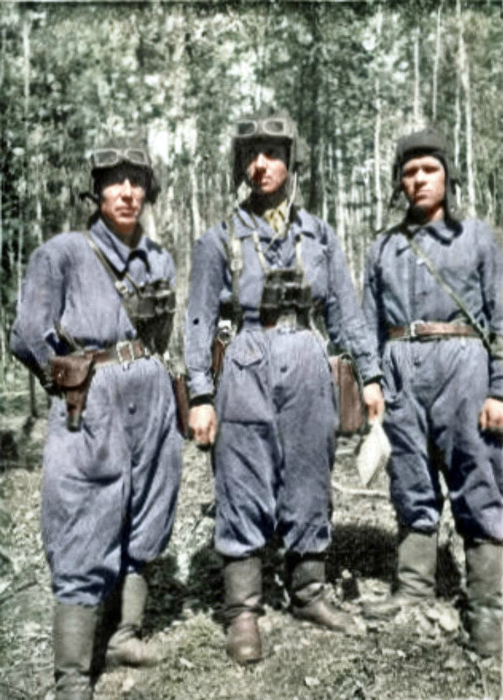 Гилев Иван Васильевич (первый слева) с товарищами-танкистами. 1942 г. Источник: goskatalog.ru. Фотография использована в качестве иллюстрации.
