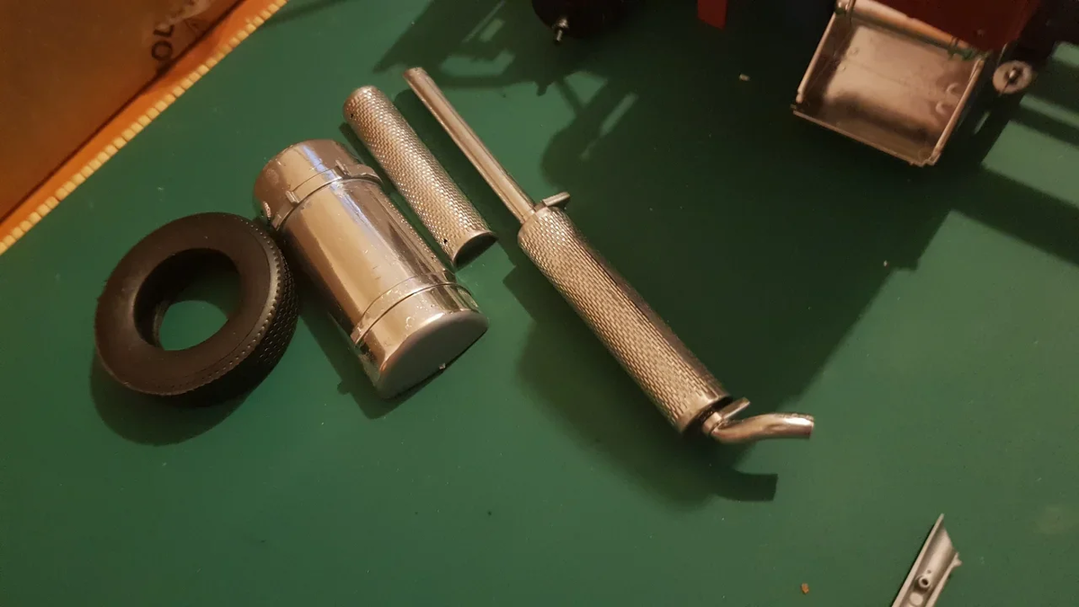 Сначала собирается резонатор. Снизу  вставляется патрубок который идет на "штаны", верх-на флейты.