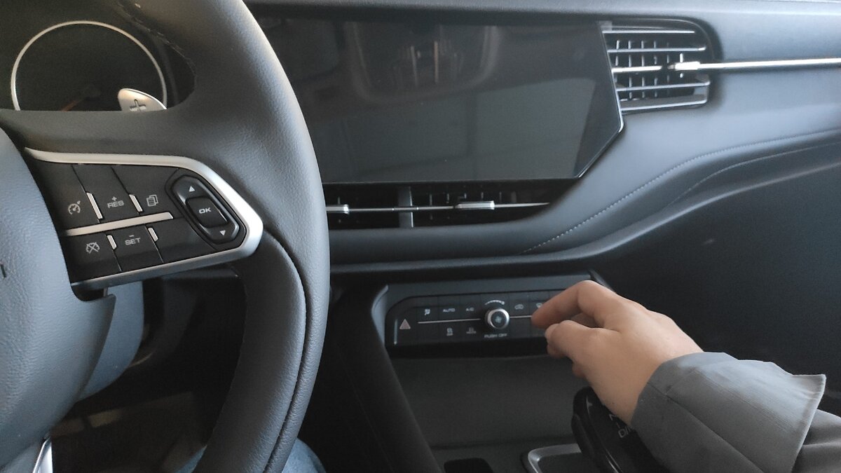 Панель управления климатом расположена неудачно относительно селектора АКПП