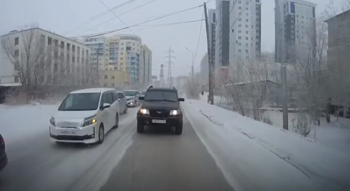 Авто на "встречке". Скриншот из видео. Используется и распространяется бесплатно по лицензии https://www.youtube.com/t/terms