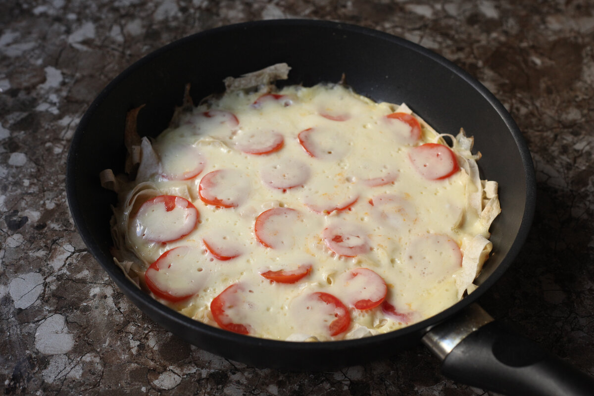 Лаваш нарезать на сковороду. Куриное филе с сыром и помидорами на сковороде. Грудка с помидорами и сыром на сковороде. Куриная грудка с помидорами и сыром на сковороде. Курица с помидорами и сыром на сковороде.