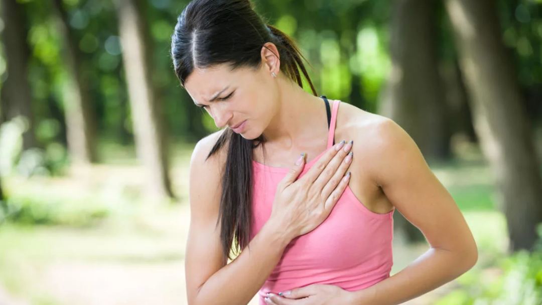 Если сердце быстро бьется, то чувствовать его нормально.