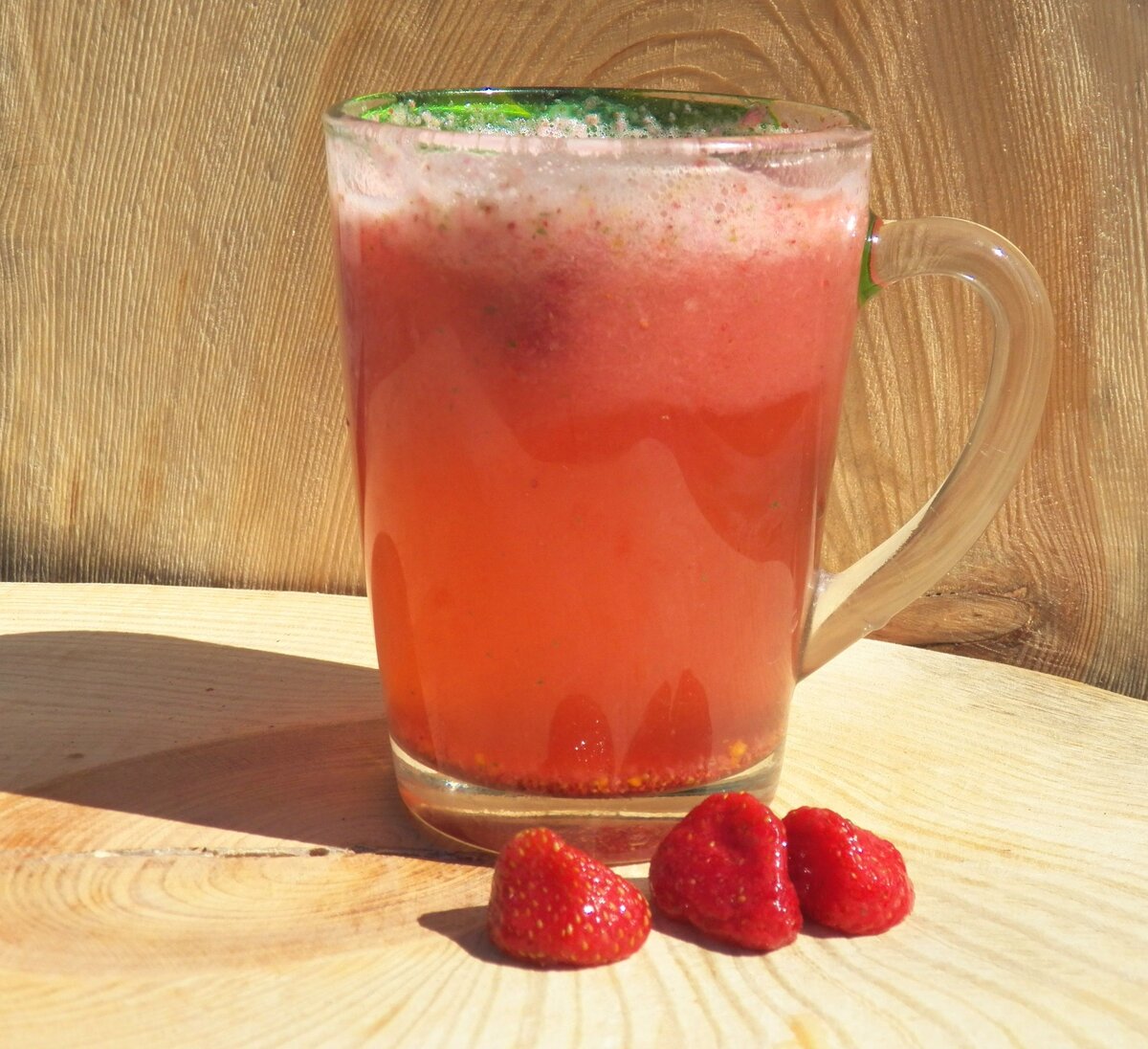 Согревающий клубничный коктейль с противопростудными специями