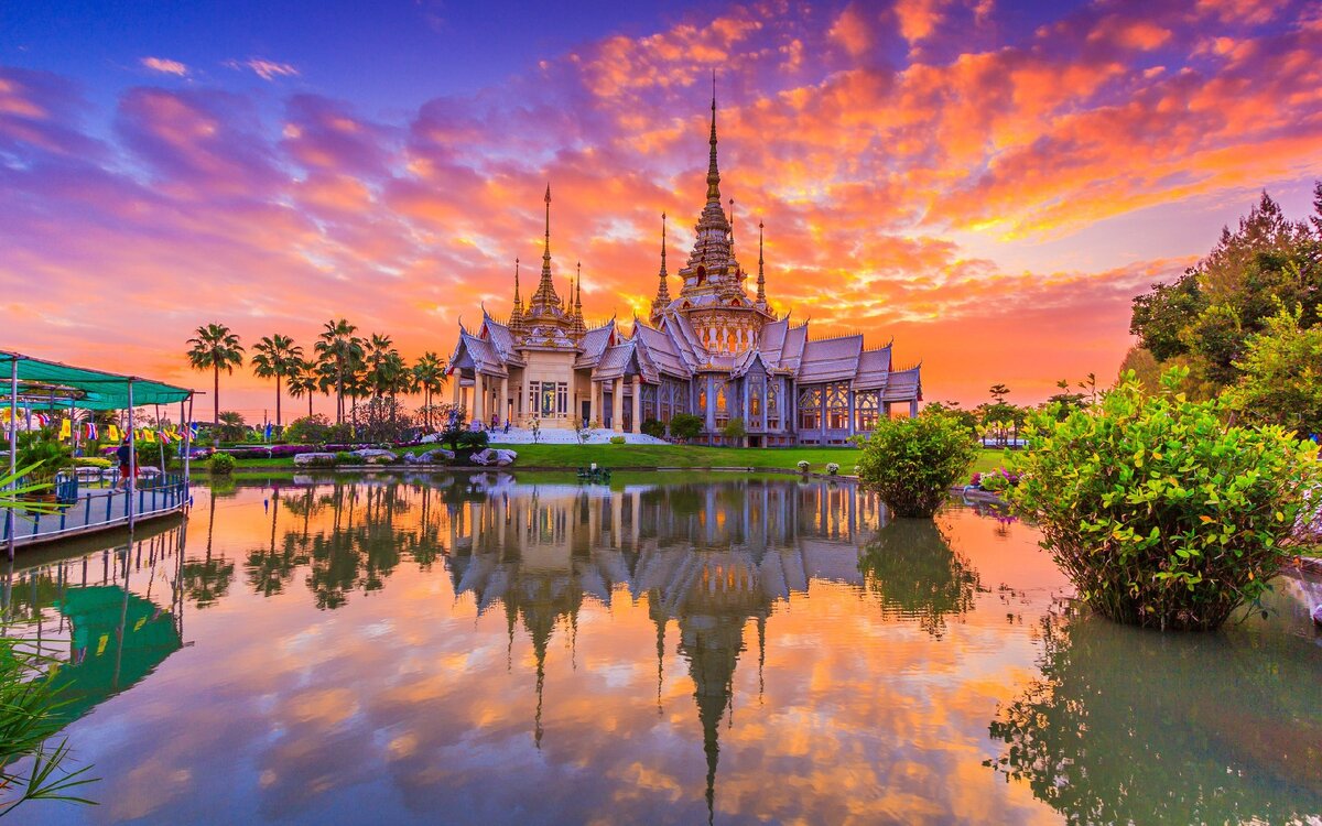 О Чаченгсау (Chachoengsao) Chachoengsao (по-русски Чачоенгсао) или другое название Paet Riu (по-русски Паэт Рио) – это одна из самых старых провинций восточной части Таиланда, расположенная вдоль реки Bang Pakong (Банг Паконг). Она находится на расстоянии примерно в 100 км от Бангкока и 60 км от Паттайи.

Именно в этой провинции, в городке Чачоенгсао, находится один из самых почитаемых и известных храмов Wat Sothon Wararam Woraviharn.

Так же здесь находится настоящий, плавучий рынок, которому уже более 100 лет и еще более 10 храмов и комплексов, которые периодически посещают как местные тайцы, так и тайцы с близлежащих провинций.

Нашей же основной целью было посещение трех храмов: Wat Sothon Wararam Woraviharn, китайский храм Wat Sampokong и храм бога Ганеше Wat Saman Rattanaram.