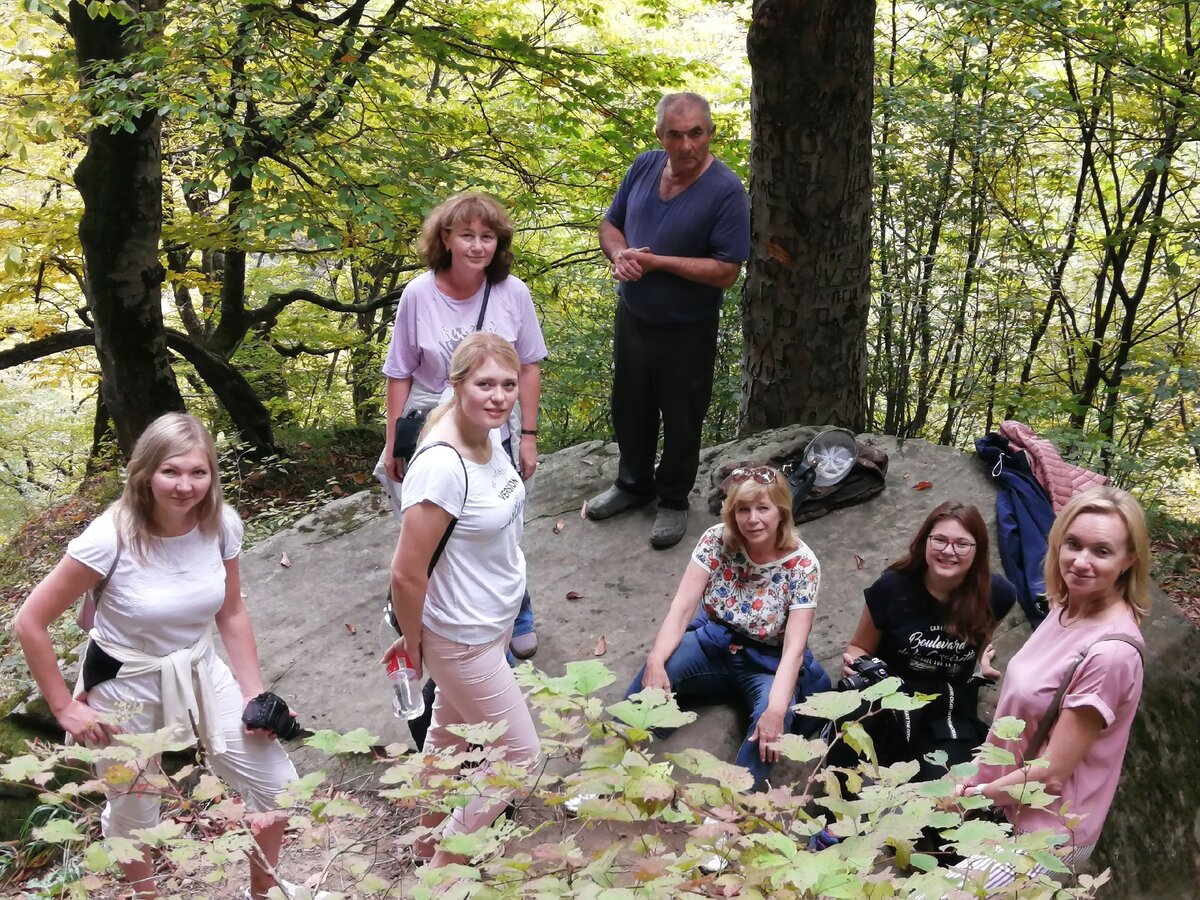 Мы в Дагестане возле природного Кужникского моста. Фото из личного архива автора