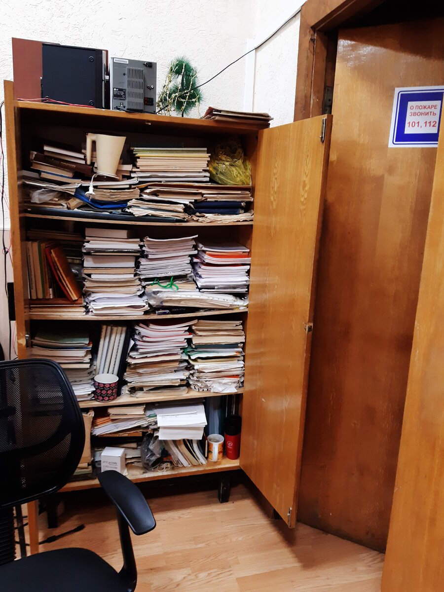 Наш "реликтовый" нотный шкаф. Когда я была студенткой, его содержимое меня завораживало. Нынче я каждый день прихожу в этот класс на работу. Шкафом активно пользуюсь!