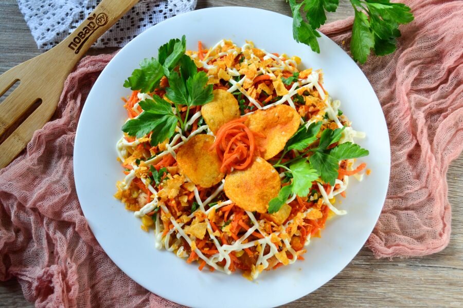 Салат из куры с чипсами. Салат с чипсами. Салат с чипсами и морковкой. Салат с чипсами и корейской морковкой. Салат с чипсами и кукурузой.