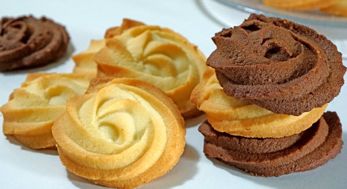 Здравствуйте, друзья!
Представляю вашему вниманию очень вкусный и простой рецепт песочного печенья.
Предлагаю приготовить два варианта печенья- шоколадное и ванильное.