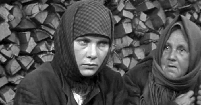 Комариха. "Бабье царство". Слева - С. Жгун.